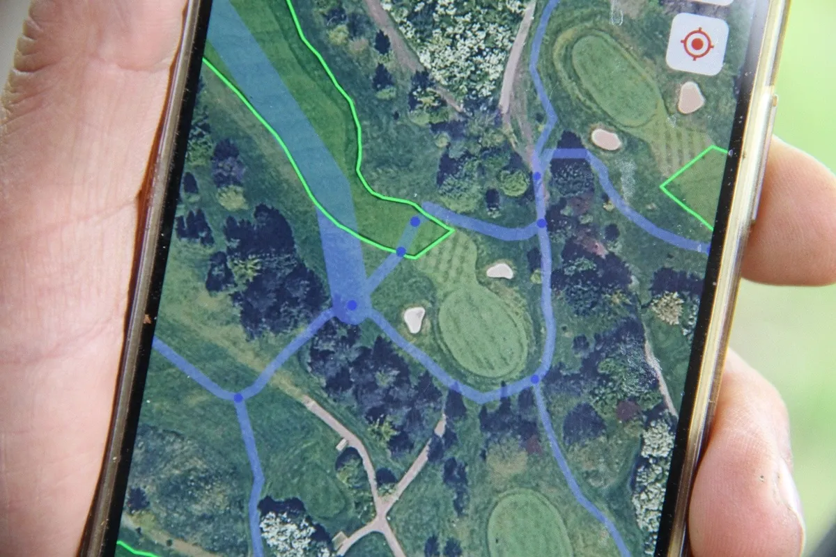 Defined course areas and connecting routes displayed on a phone